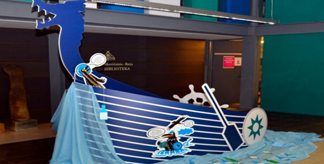 Dekoracija su laivo maketu, papuoštu mėlynomis bangomis ir vairu. Aplink laivą – mėlynos bangos ir įvairūs vandenyno simboliai, tokie kaip irklas.