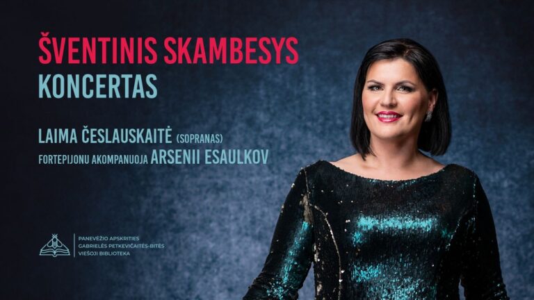 Besišypsanti moteris blizgia suknele tamsiame fone