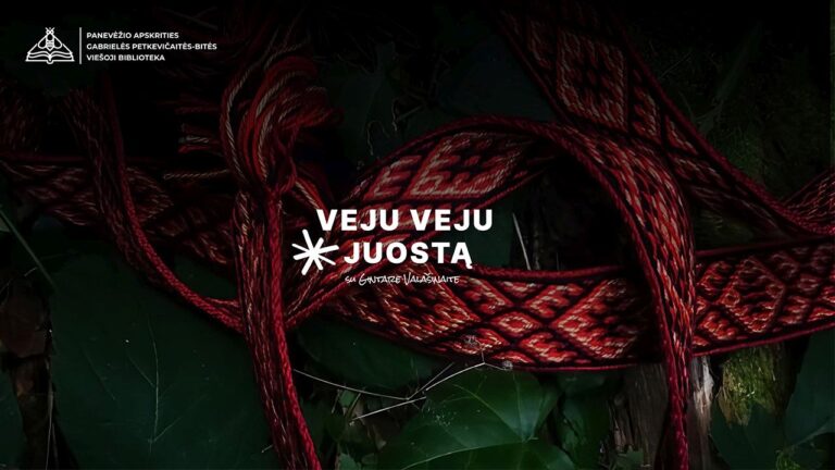 Išsiraičiusi raudona austinė juosta juodai žaliame fone