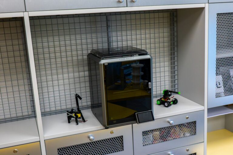 3D spausdintuvas ant lentynos bibliotekoje
