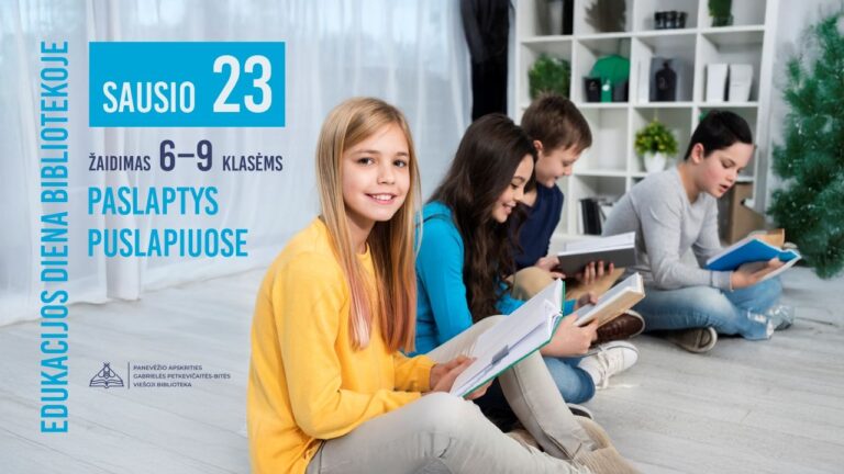 Ant žemės knygų lentynų fone sėdi ir knygas varto keturi linksmi vaikai