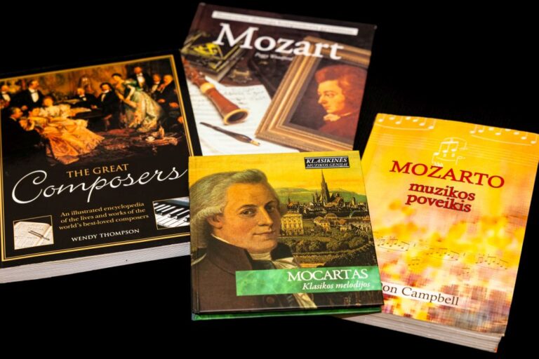 Bibliotekos erdvėse eksponuojama paroda „Nepaklūstantis laikui“ kompozitoriaus Volfgango Amadėjaus Mocarto 270-mečiui paminėti