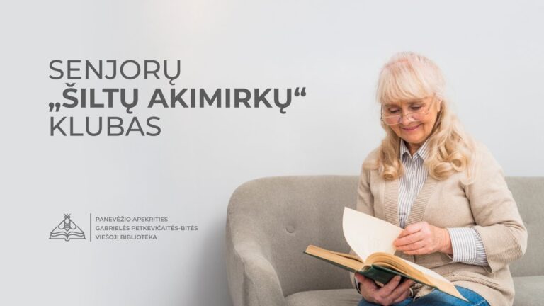 Vyresnio amžiau moteris sėdėdama ant sofos skaito knygą šviesiame fone