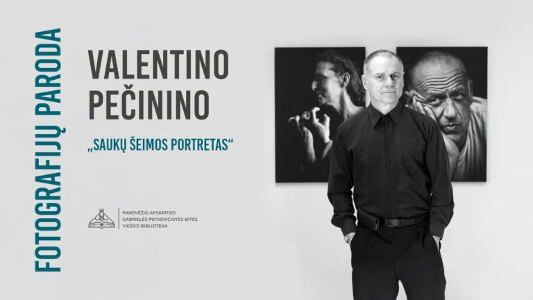 Vyras juodais drabužiais stovi savo darytų nuotraukų fone