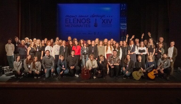 Didelė grupė XIV Elenos Mezginaitės Lietuvos moksleivių dainuojamosios poezijos festivalio-konkurso „Mano senas drauge...“ dalyvių ant teatro scenos