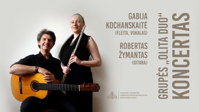 Besišypsantys moteris stovi su fleita, o vyras sėdi šalia su gitara baltos sienos fone