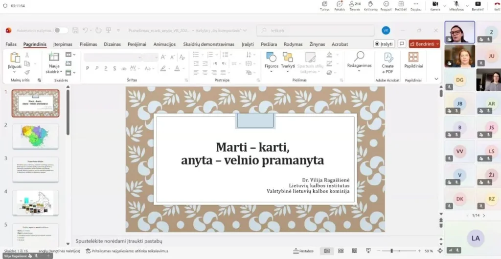 Nuotraukoje matoma „PowerPoint“ pristatymo skaidrė, kurioje yra užrašyta „Marti – karti, anyta – velnio pramanyta“ ir nurodyta autorė – Dr. Vilija Ragaišienė iš Lietuvos kalbos instituto. Sklaidydama skaidrę, matoma ir kitų skaidrių peržiūra, taip pat dalyviai ir jų vaizdai internetinės vaizdo konferencijos lange.