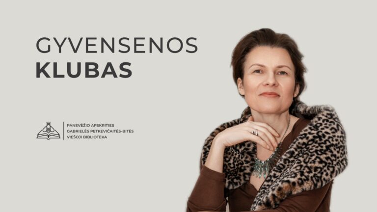 Moteris trumpais tamsiais plaukais vos šypsosi laikydama ranką netoli veido