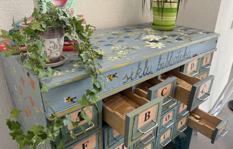 Spalvingai dažytas medinis buvęs bibliotekos leidinių katalogas, paruoštas dėti augalų sėkloms