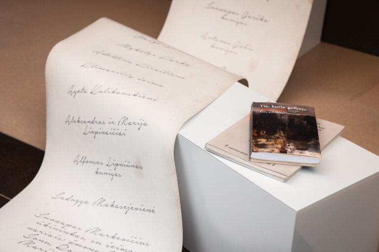 Lietuvos žydų gelbėjimo dienos proga Panevėžio apskrities Gabrielės Petkevičaitės-Bitės viešojoje bibliotekoje įrengta instaliacija „Gyvybę saugojusiųjų vardai“