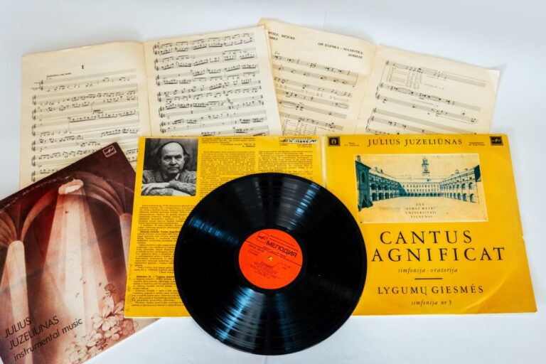 Parodos ekspoznatai natos, knygos, vinilo plokštelė