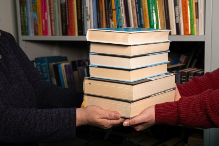Iš rankų į rankas perduodama šūsnis knygų