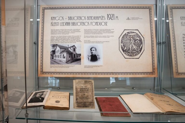 Bibliotekos erdvėje ekspozicijų stenduose eksponuojama knygų paroda „Knygos – bibliotekos bendraamžės: 1921 m. išleisti leidiniai bibliotekos fonduose“