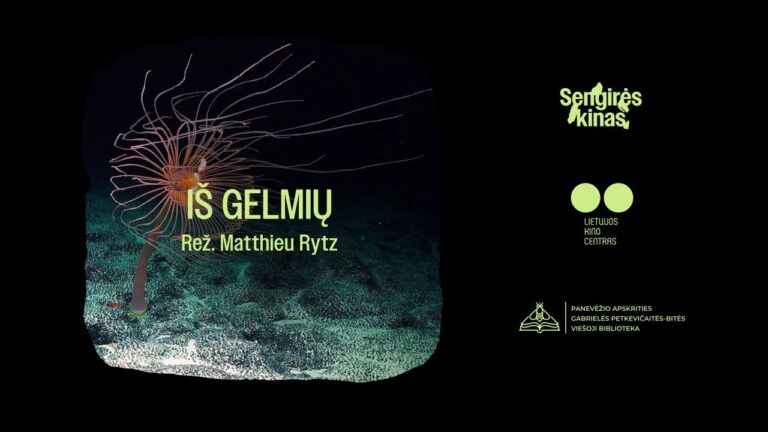 Filmo pavadinimas ir vandens gelmių fragmentas juodame fone