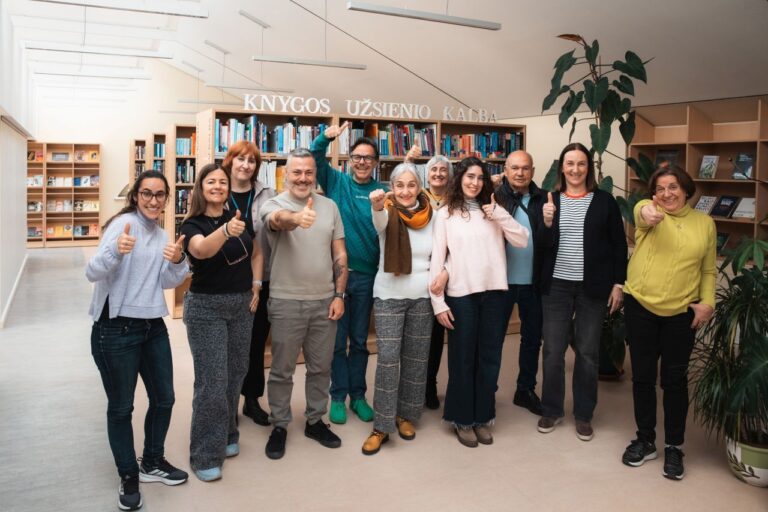 Stovi grupė linksmų žmonių vyrų ir moterų vizito dalyvių bibliotekos lentynų fone