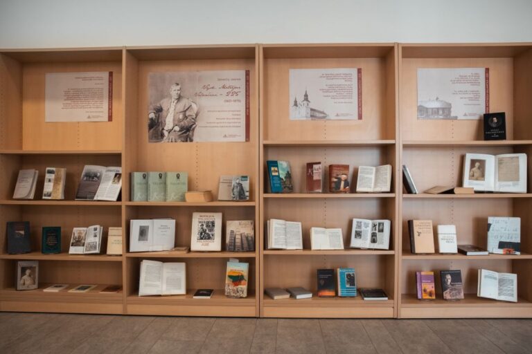 Knygų paroda, skirta Motiejus Valančius 225-osioms gimimo metinėms, išdėliota lentynose bibliotekos erdvėje