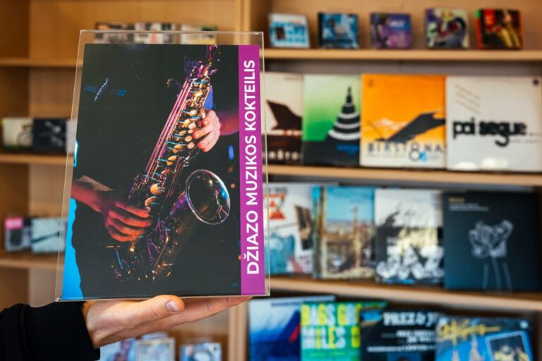 Bibliotekos Menų skaitykla lankytojams siūlo Džiazo muzikos kokteilį – garso įrašų paroda, pristatančią džiazo improvizacijų laisvę ir gyvą skambesį