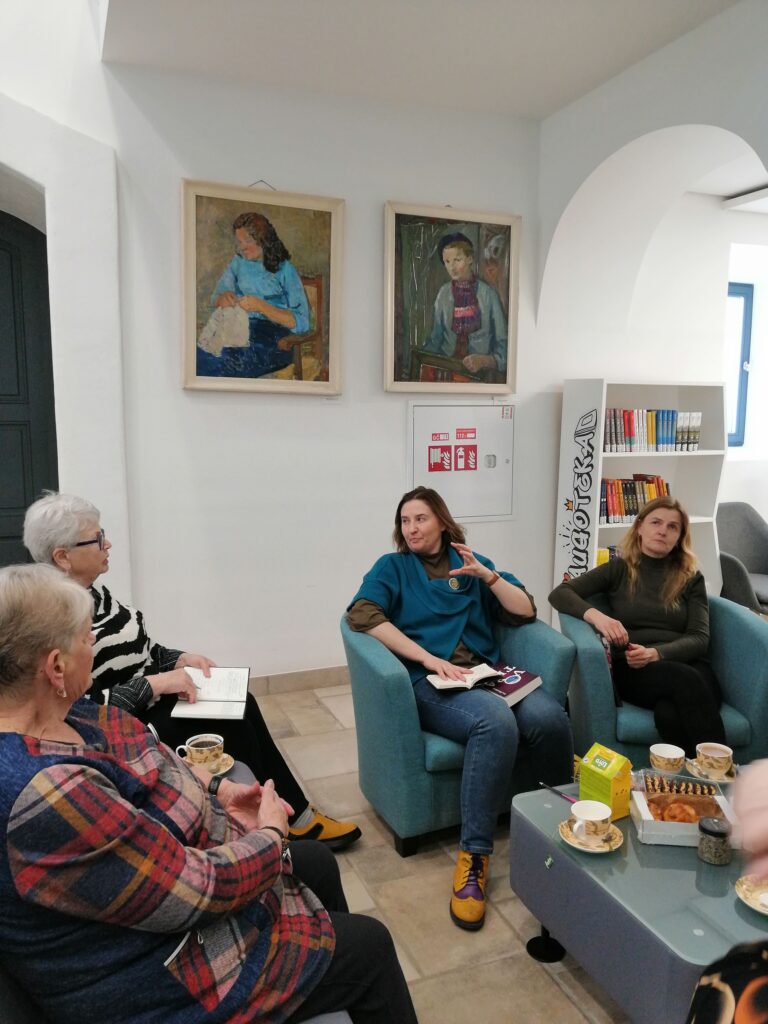 Įvyko dar vienas detektyvų skaitytojų klubo susitikimas, subūręs šio žanro gerbėjus jaukiai ir įtraukiančiai popietei