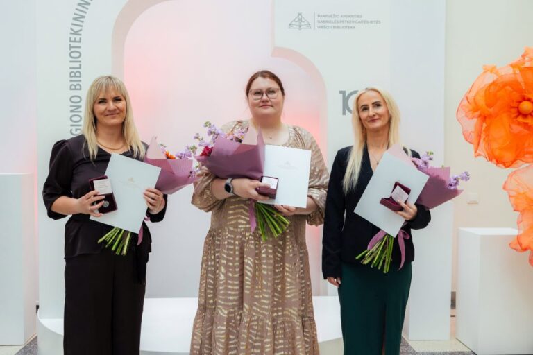 Trys moterys su gėlėmis ir Ad astra apdovanojimų diplomais