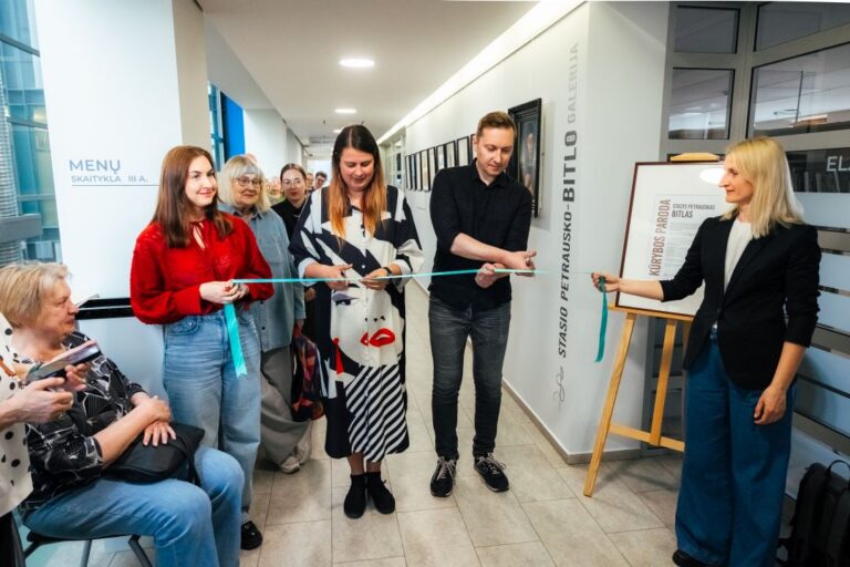 Bibliotekoje atidaroma Stasio Petrausko-Bitlo galerija ir kerpama juostelė prie parodos