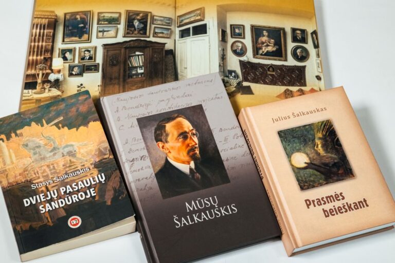 Bibliotekos I a. erdvėse pristatoma leidinių paroda „Tarp Rytų ir Vakarų: Stasio Šalkauskio Lietuvos vizija“.