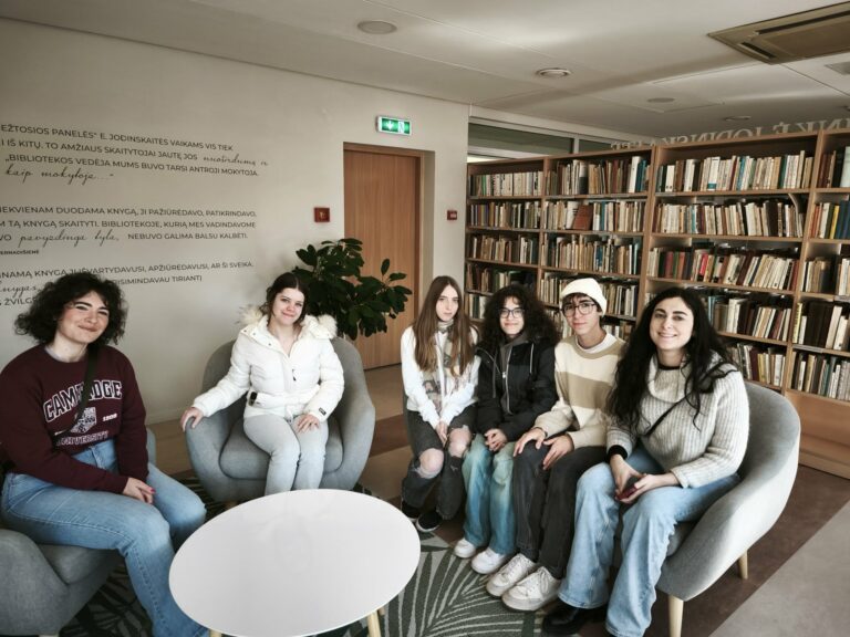 Bibliotekoje viešėjo svečiai iš Ispanijos Cristóbal de Monroy suaugusiųjų mokyklos studentai ir dėstytojai, atvykę pagal „Erasmus+“ programą