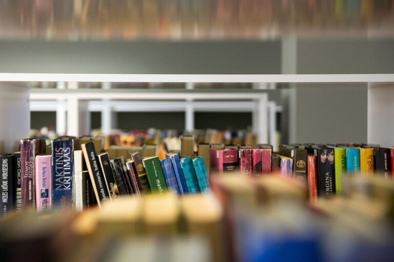 Filosofijos skaitykla: nuo virtualių diskusijų iki gyvos konferencijos Molėtų bibliotekos knygų lentynos