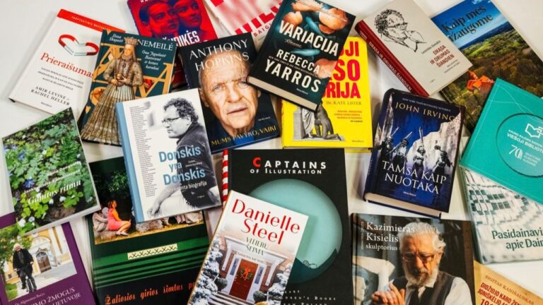 Bibliotekai dovanotos knygos atverstais viršeliais