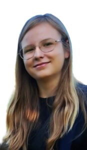Linksmai žvelgianti mergina su akinukais ir ilgais plaukais