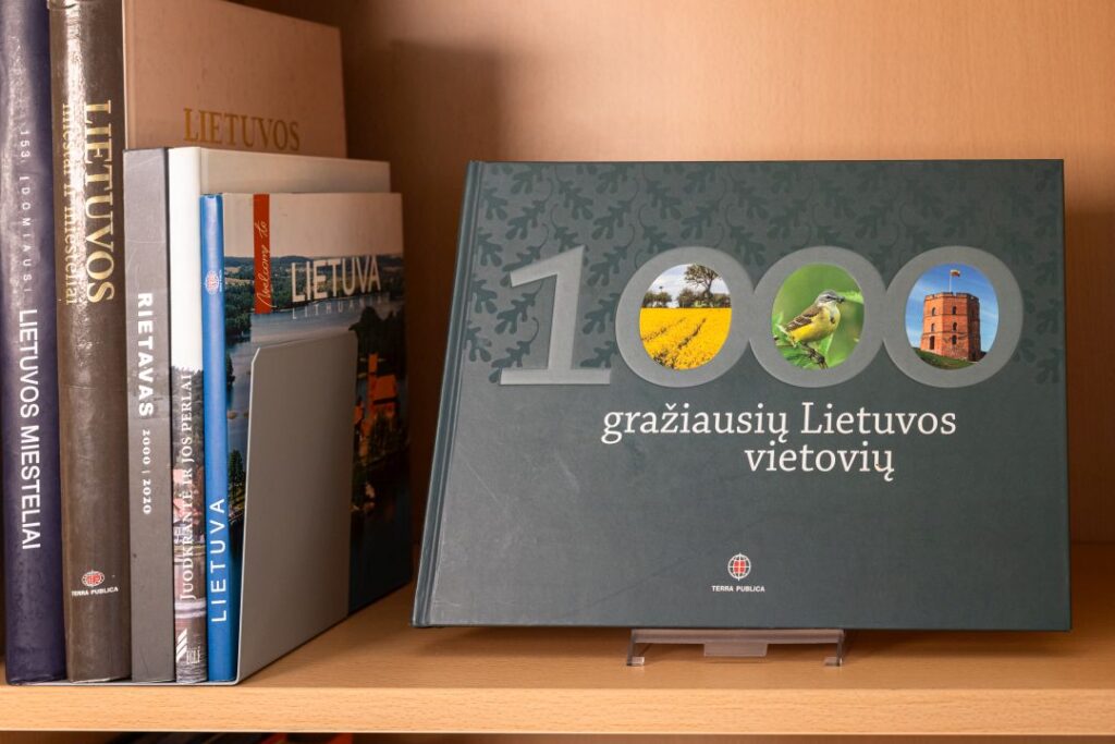 Bibliotekos Didžiojoje skaitykloje visą vasarą veikia knygų paroda „Vasara Lietuvoje: grožis tarp puslapių”