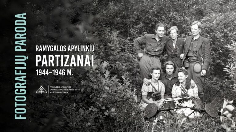 Vyrų ir moterų kariniais drabužiais pulkelis miško fone