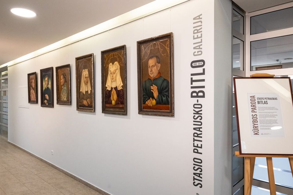 Nauja ekspozicija Stasio Petrausko-Bitlo galerijoje – dviejų šeimų portretai