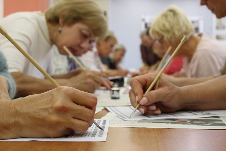 Panevėžio Elenos Mezginaitės viešosios bibliotekos lankytojai, susitikę su dailininke Diana Masiuliene edukacijoje