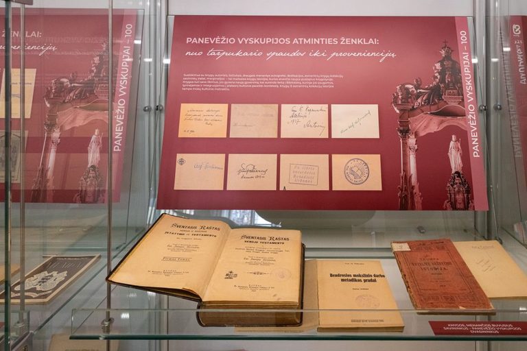 Bibliotekos I a. erdvėse pristatoma paroda „Panevėžio vyskupijos atminties ženklai: nuo tarpukario spaudos iki proveniencijų“