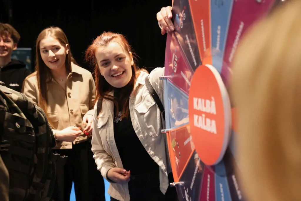 „Kalbà kal̃ba“: Vilniaus knygų mugėje – žaisminga lietuvių kalbos žaidimo premjera