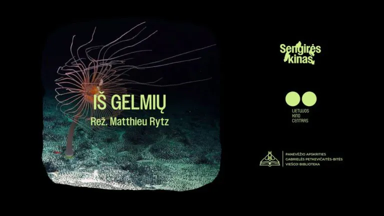 Filmo pavadinimas ir vandens gelmių fragmentas juodame fone