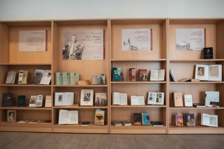 Knygų paroda, skirta Motiejus Valančius 225-osioms gimimo metinėms, išdėliota lentynose bibliotekos erdvėje